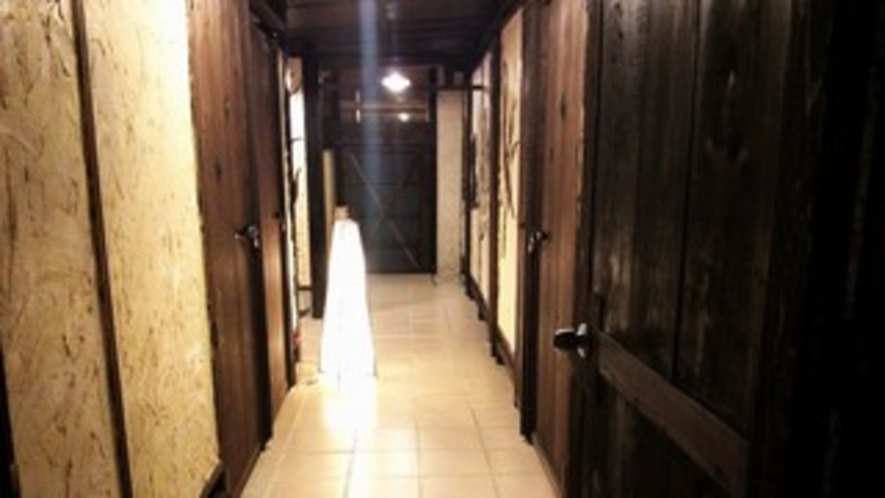 沖縄漆喰と木材の廊下です