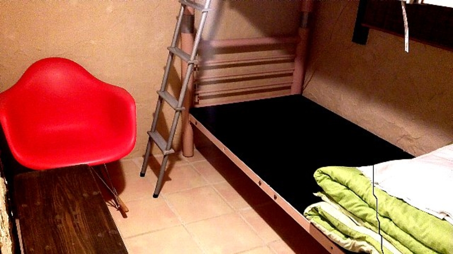 ロッキングチェア付きの小さな個室部屋です,沖縄漆喰と沖縄木材を使用しています。