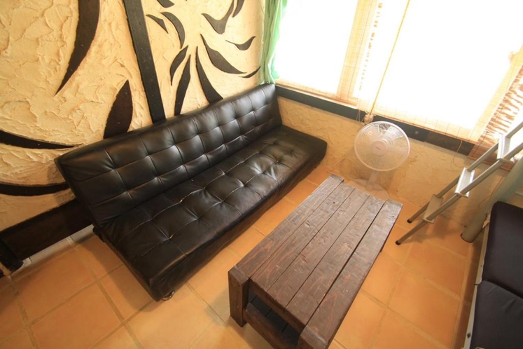 簡易個室のソファー、イタリアンタイルの床、沖縄漆喰の塗壁