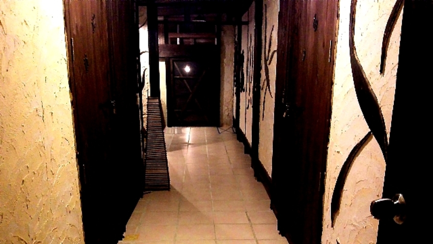 沖縄漆喰の壁と木材を使った館内廊下です、
