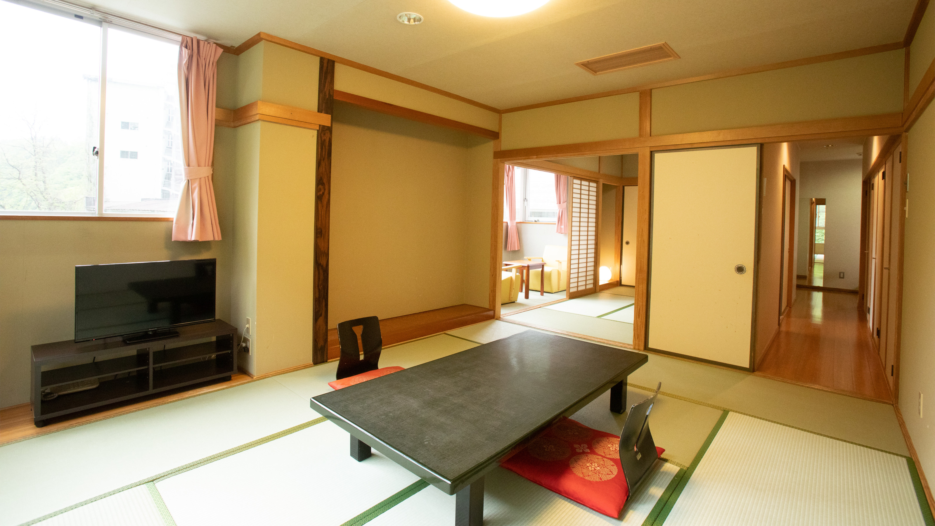 角部屋・和室二間以上・渓谷側
