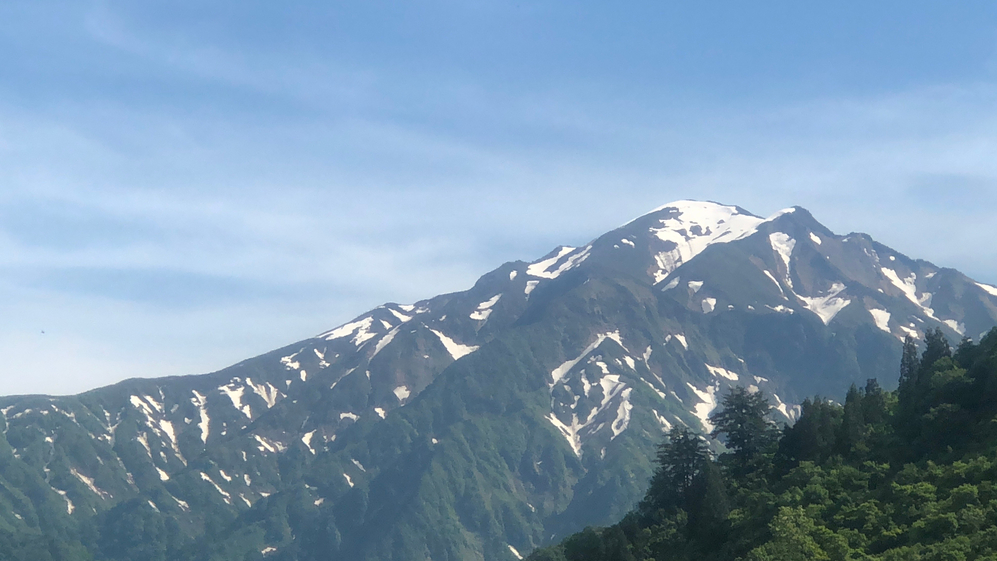お部屋からの越後駒ケ岳の眺望の一例となります