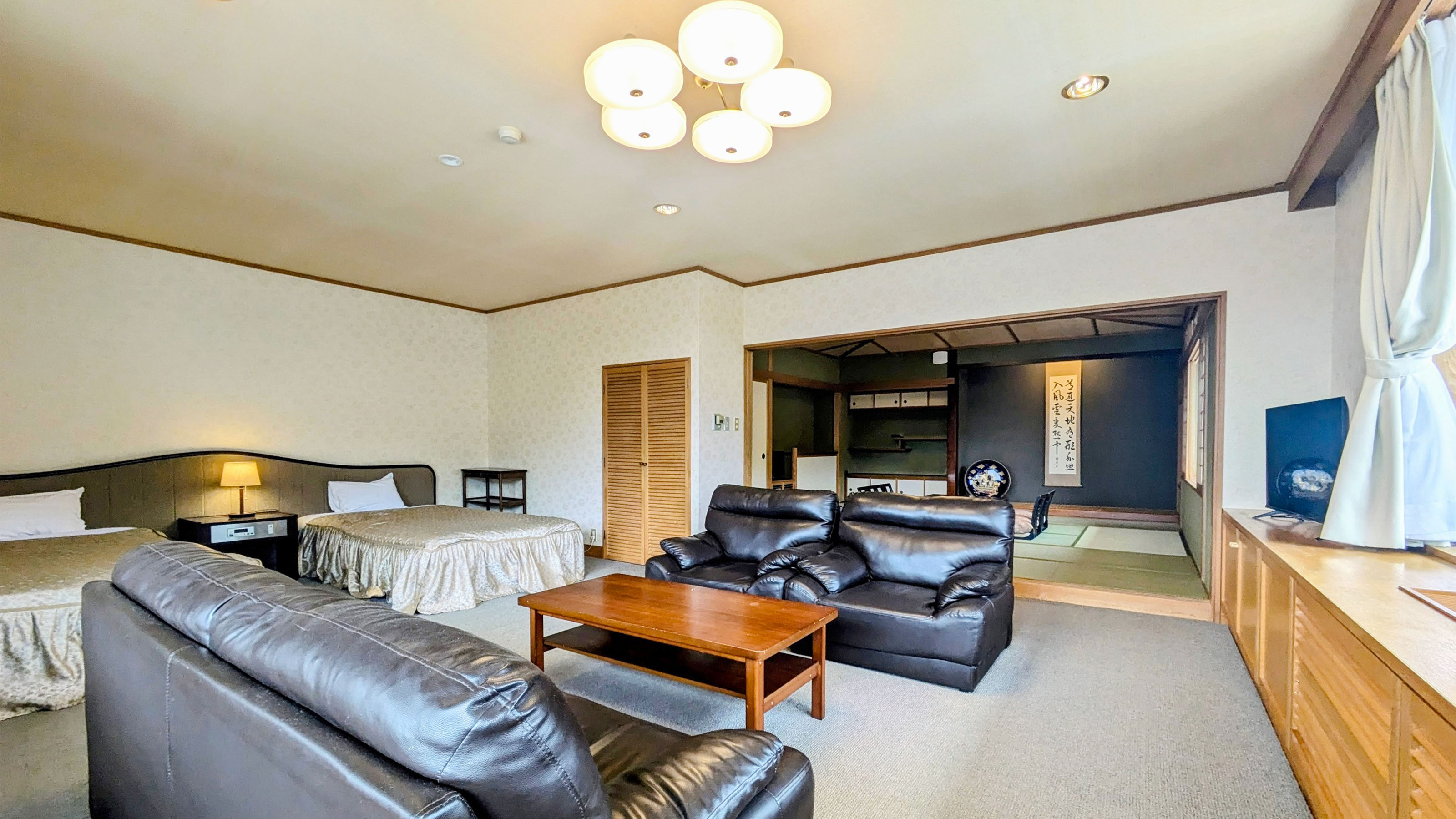 越後駒ケ岳の眺望と佐梨川の流れがお楽しみいただける当館唯一の【特別室・川側】和洋室です