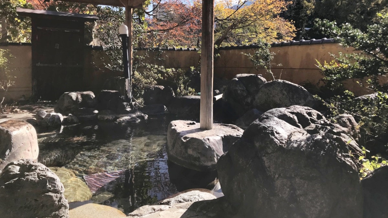 ホテル湯元の大岩石風呂