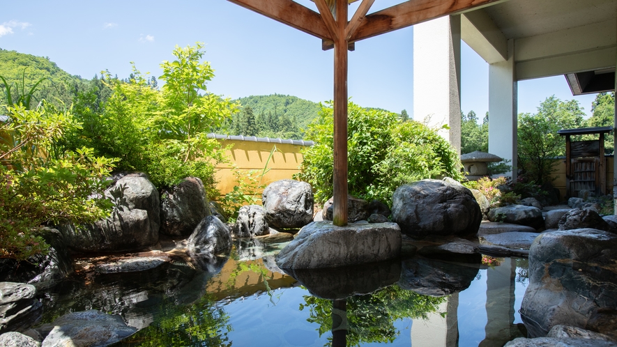 露天風呂・夏 新潟の四季を感じながらゆっくりとご入浴いただけます。