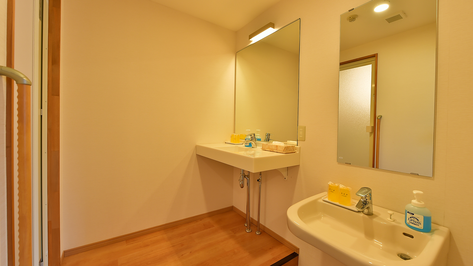 和洋室［2ベッド+8畳］の洗面