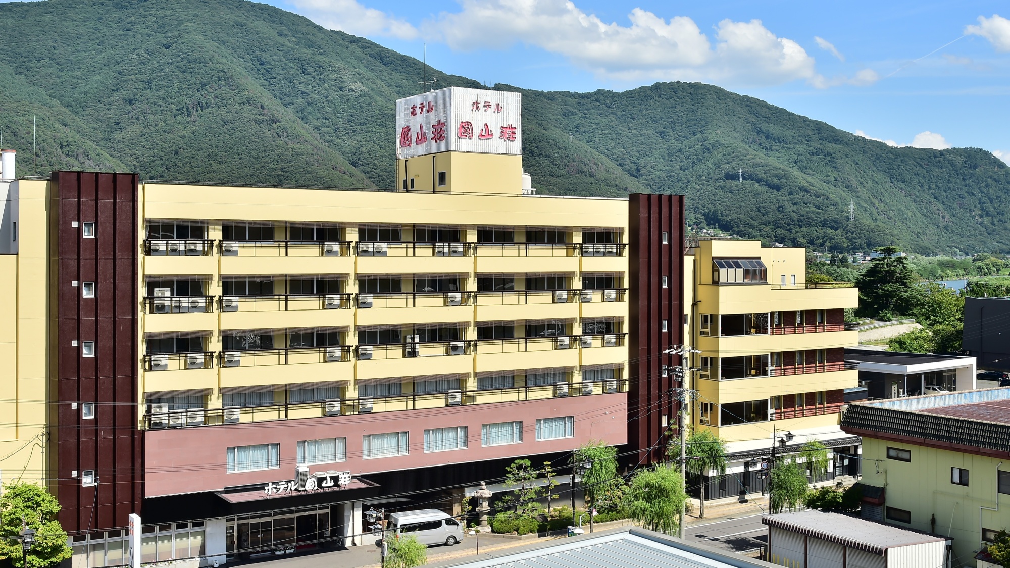 自然あふれる環境に立地する当館