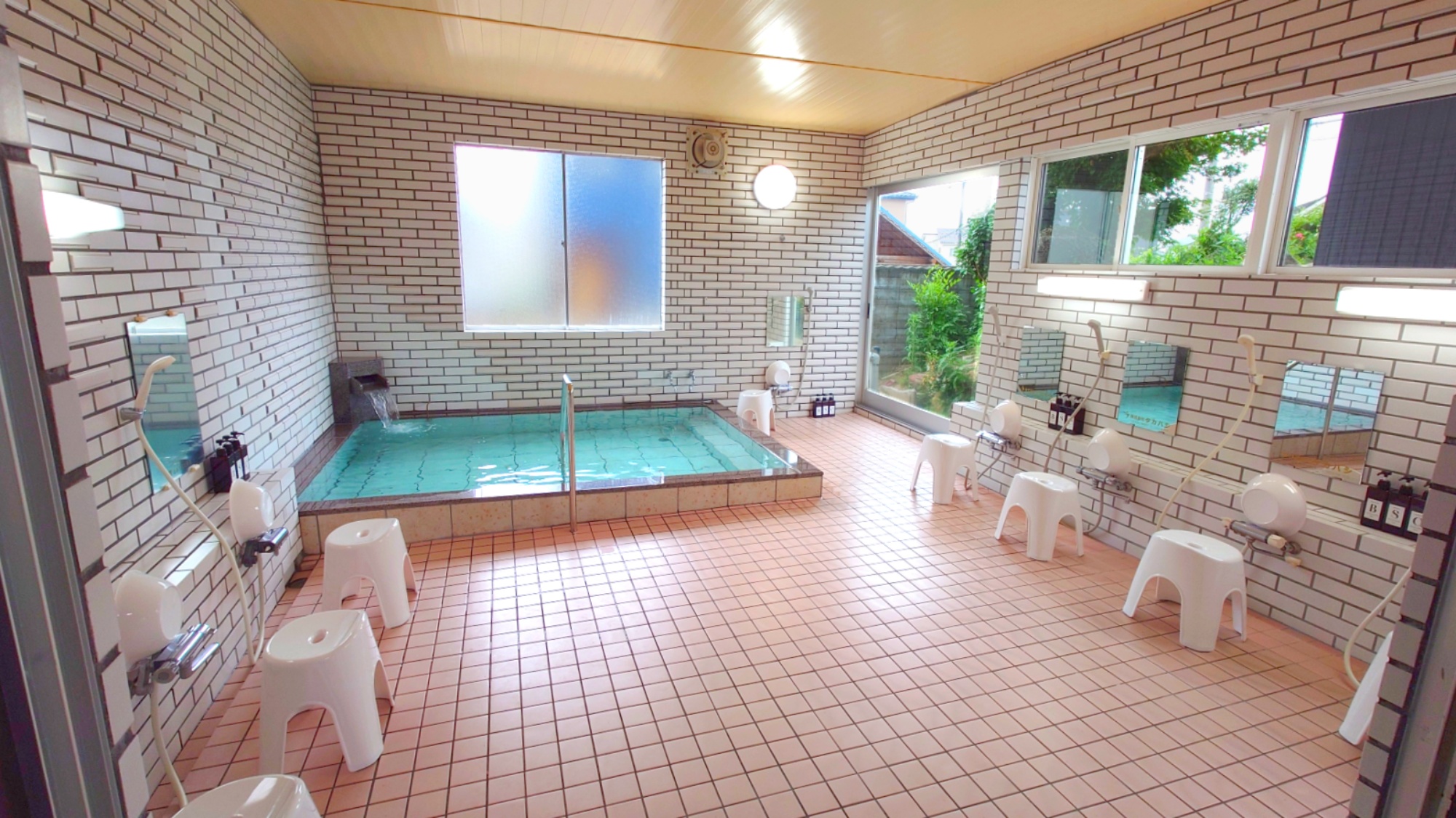 *別館・男性風呂／お風呂で手足を伸ばせば、お仕事や旅行の疲れもじんわりほぐれていきます。