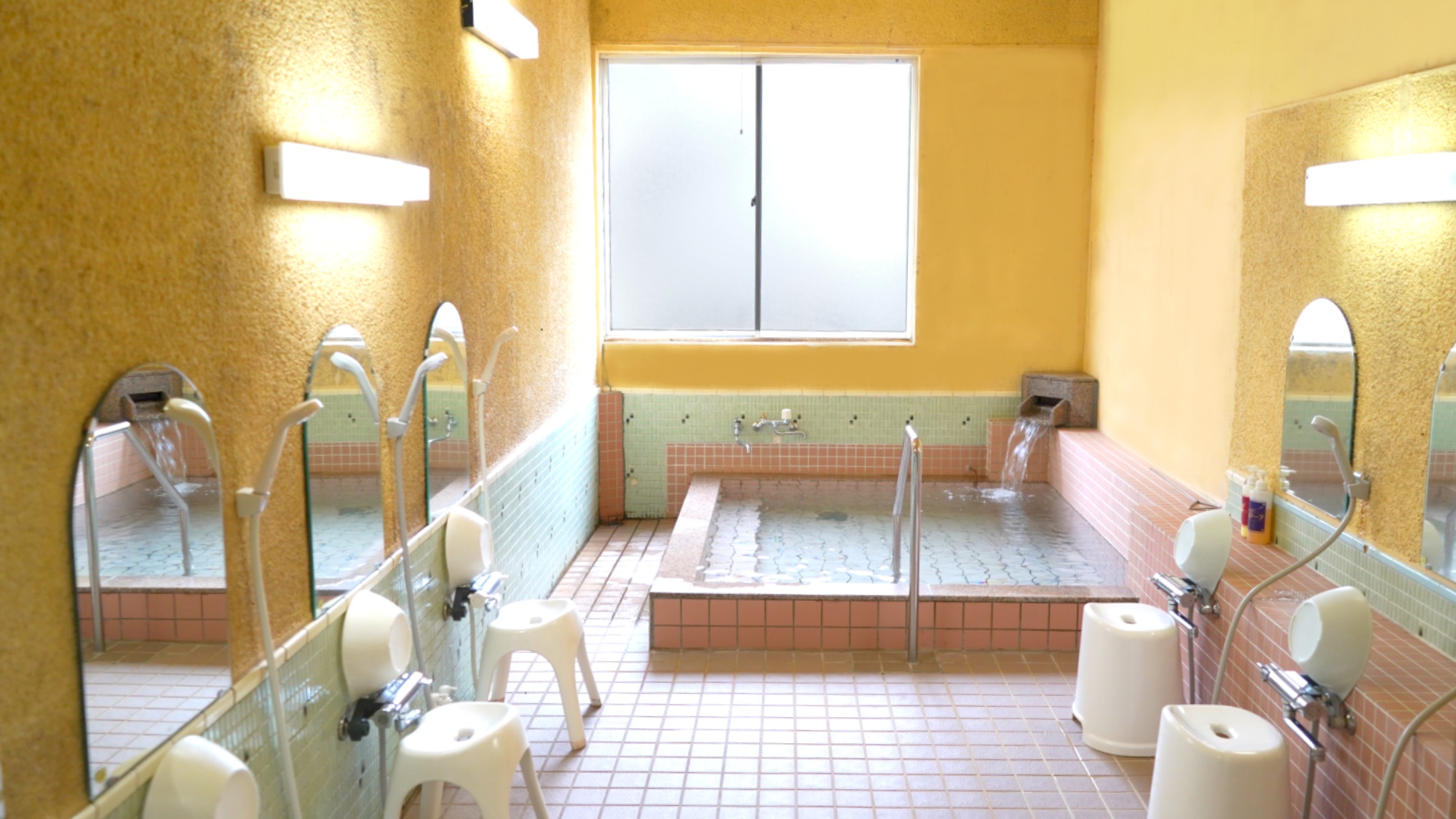 *別館・女性風呂／清潔感のある大浴場で、ゆったりとおくつろぎいただけます。