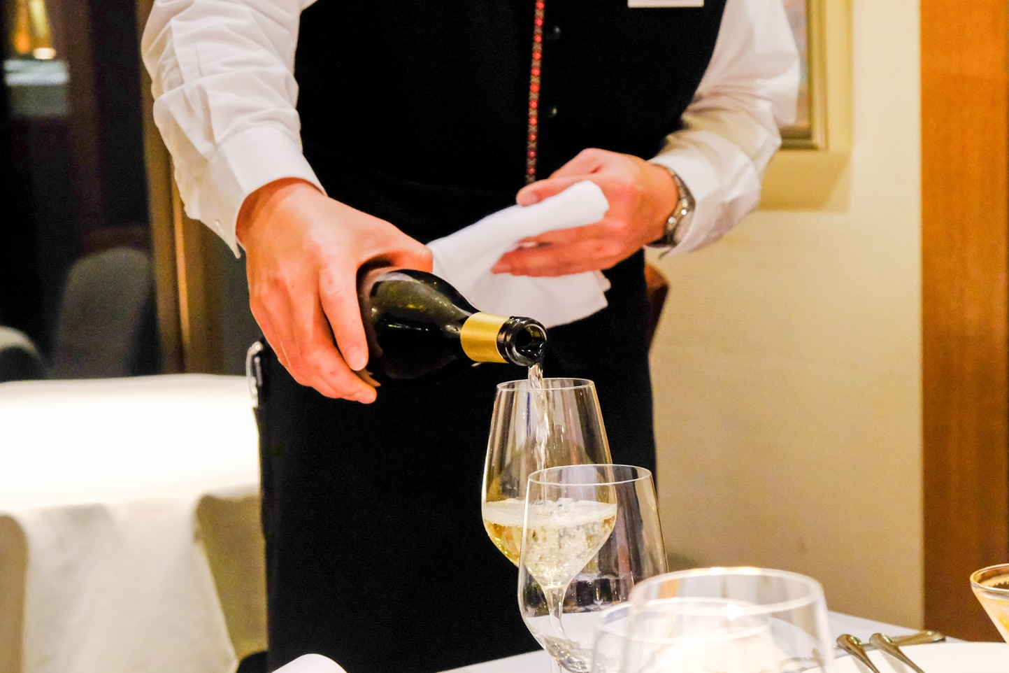 【美食とワイン】 2026年　フレンチディナーにソムリエ厳選グラスワイン3杯を組み合わせた美食プラン