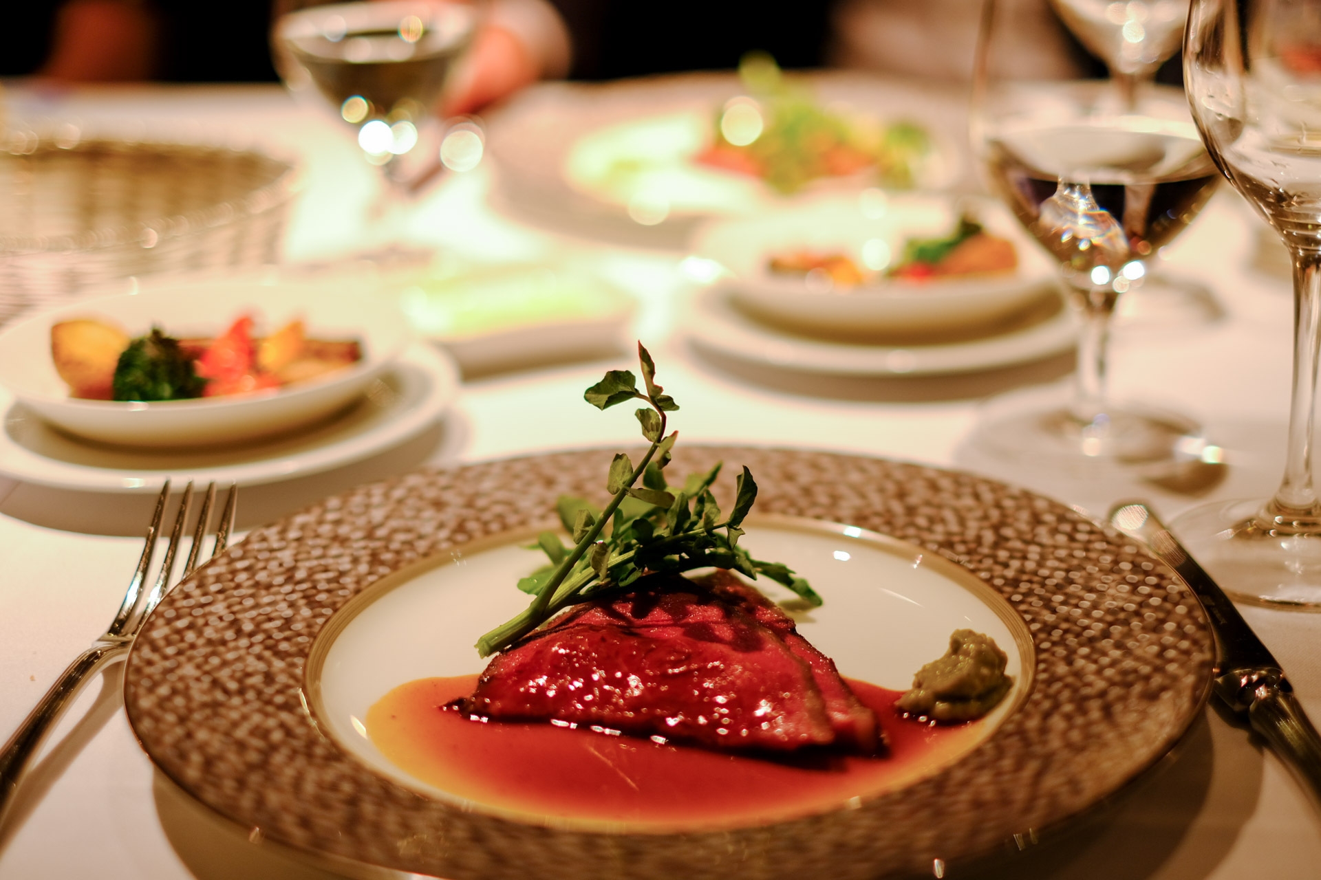 【美食とワイン】 2026年　フレンチディナーにソムリエ厳選グラスワイン3杯を組み合わせた美食プラン