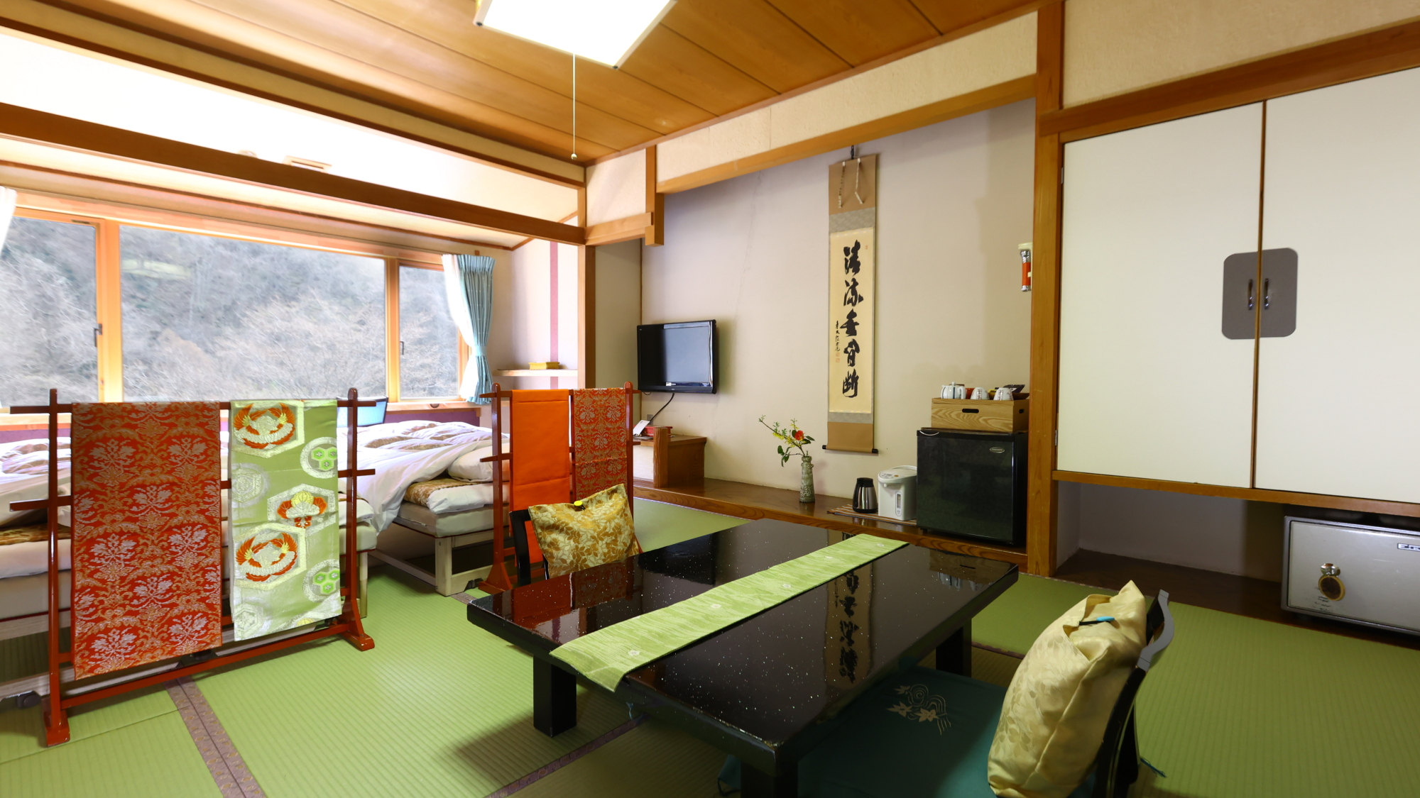 和室にベッドを設えたお部屋です。