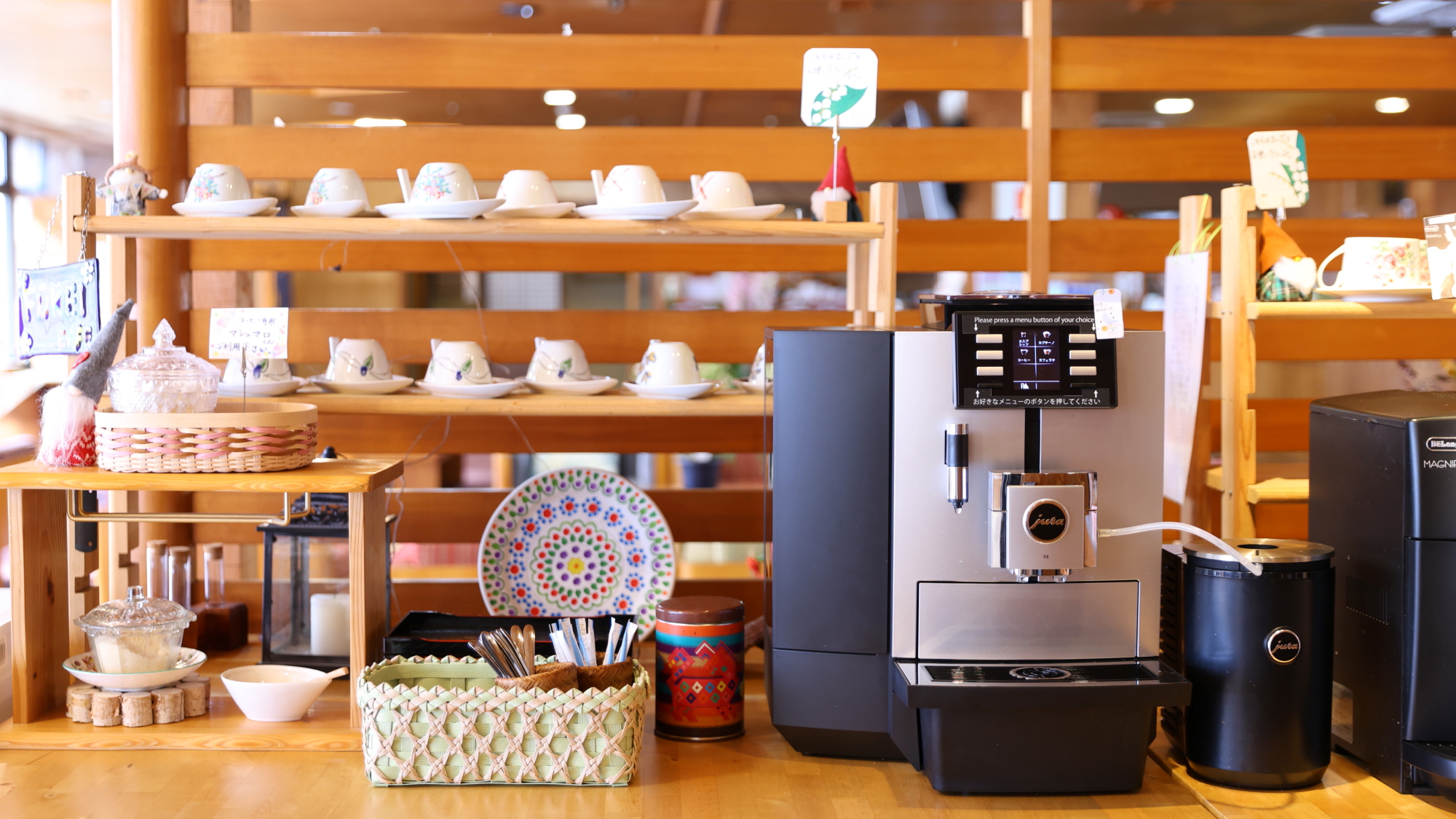 ラウンジにフリードリンクコーナーご用意しております。