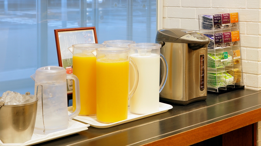 冷たい飲み物は水・牛乳・オレンジジュースをご用意