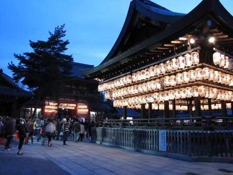八坂神社灯り(通年２４時間参拝自由)
