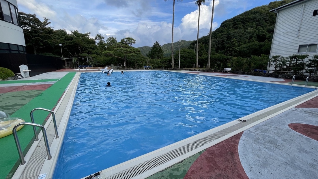 【夏季限定★避暑＆サ活】プール・温泉・サウナ券付き！海抜約340mの高台で涼やか素泊まりステイ♪