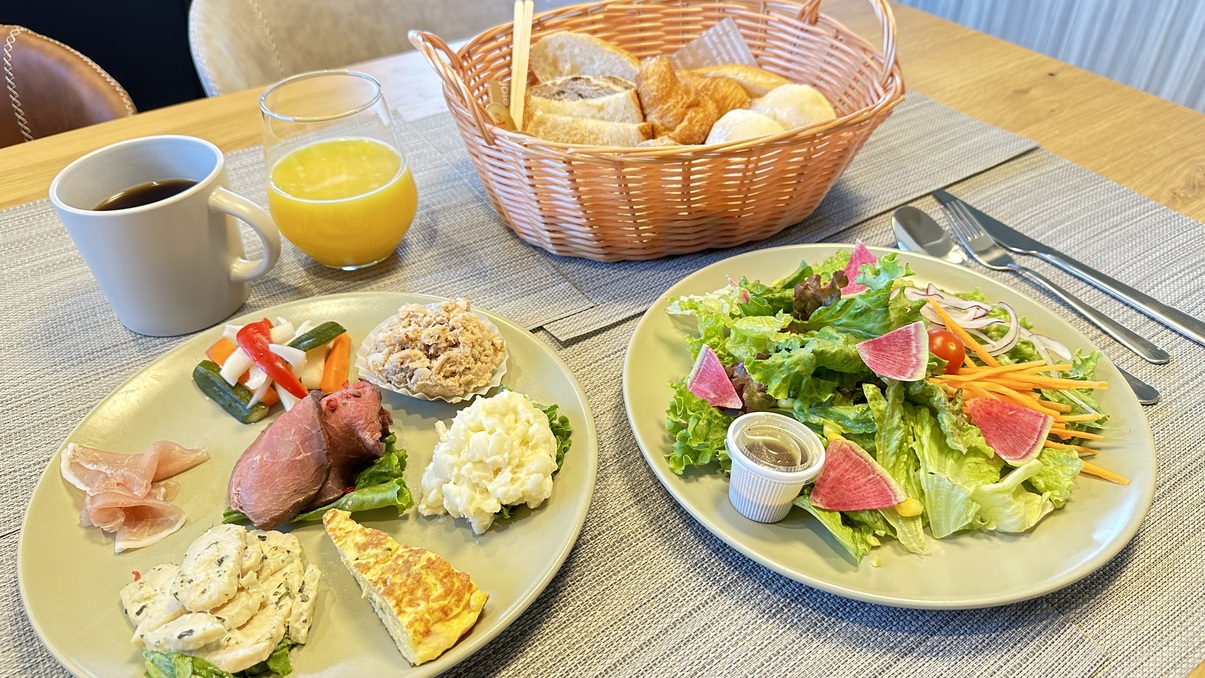 【お部屋で朝食】地元パン工場直送のピクニックスタイルのローストビーフモーニング♪