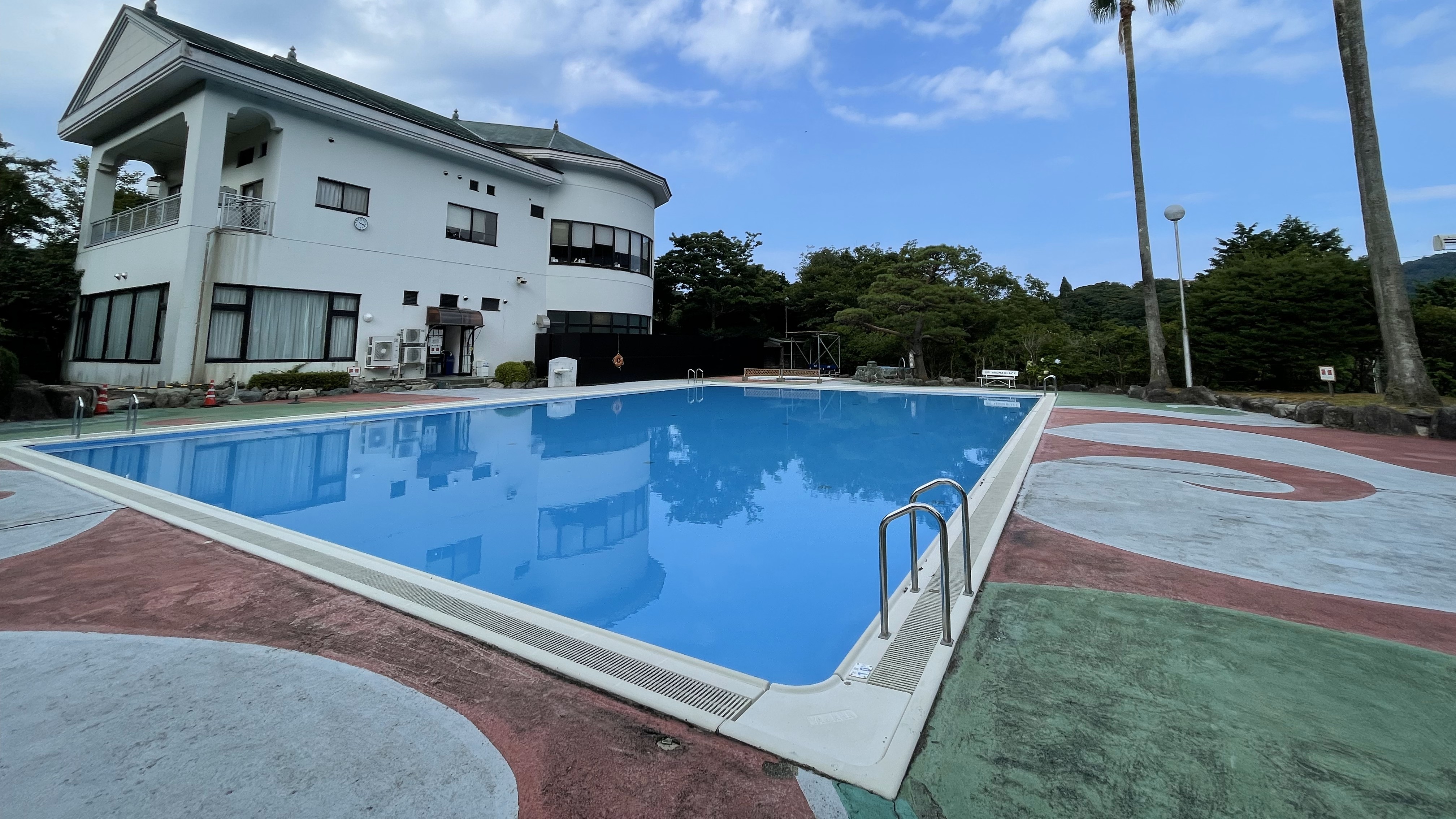 2025年7月19日より「みのりの村プール」OPENします！  宇佐美温泉を利用した別荘地の屋外プールと日帰り温泉スパ券が付いた期間限定プランです！ 緑に囲まれた屋外プールと露天風呂やサウナが付いた温泉スパで夏の疲れをリフレッシュ！  