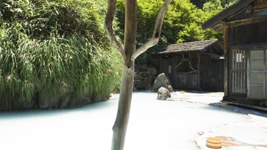 《鶴の湯温泉》乳頭温泉郷の中で最も古い歴史をもち、秋田藩主の湯治場だった由緒ある温泉。