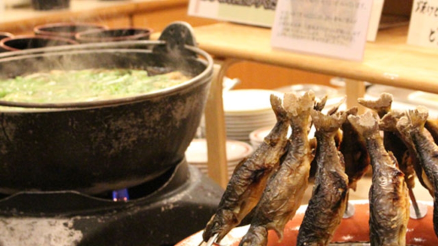 バイキング　秋田味覚「ハタハタ」の塩焼き、乳頭温泉名物「山の芋鍋」などを日替わりでご提供しております