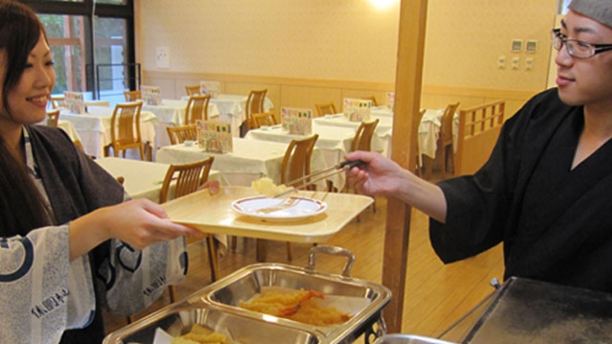 天ぷらコーナー　春は山菜、秋はきのこ、その他のどぐろやワカサギなど揚げたて熱々をご提供しております。