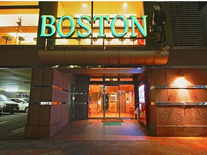 【ボストン夜の顔：正面玄関】繁華街「都町」は徒歩すぐ。飲みすぎてもフロントは２４時間対応なので大丈夫