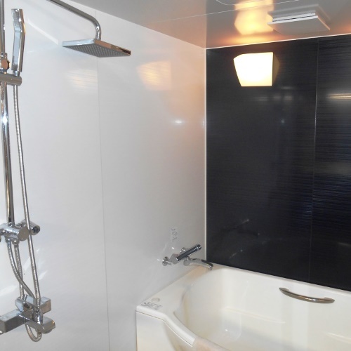 Suite bathroom