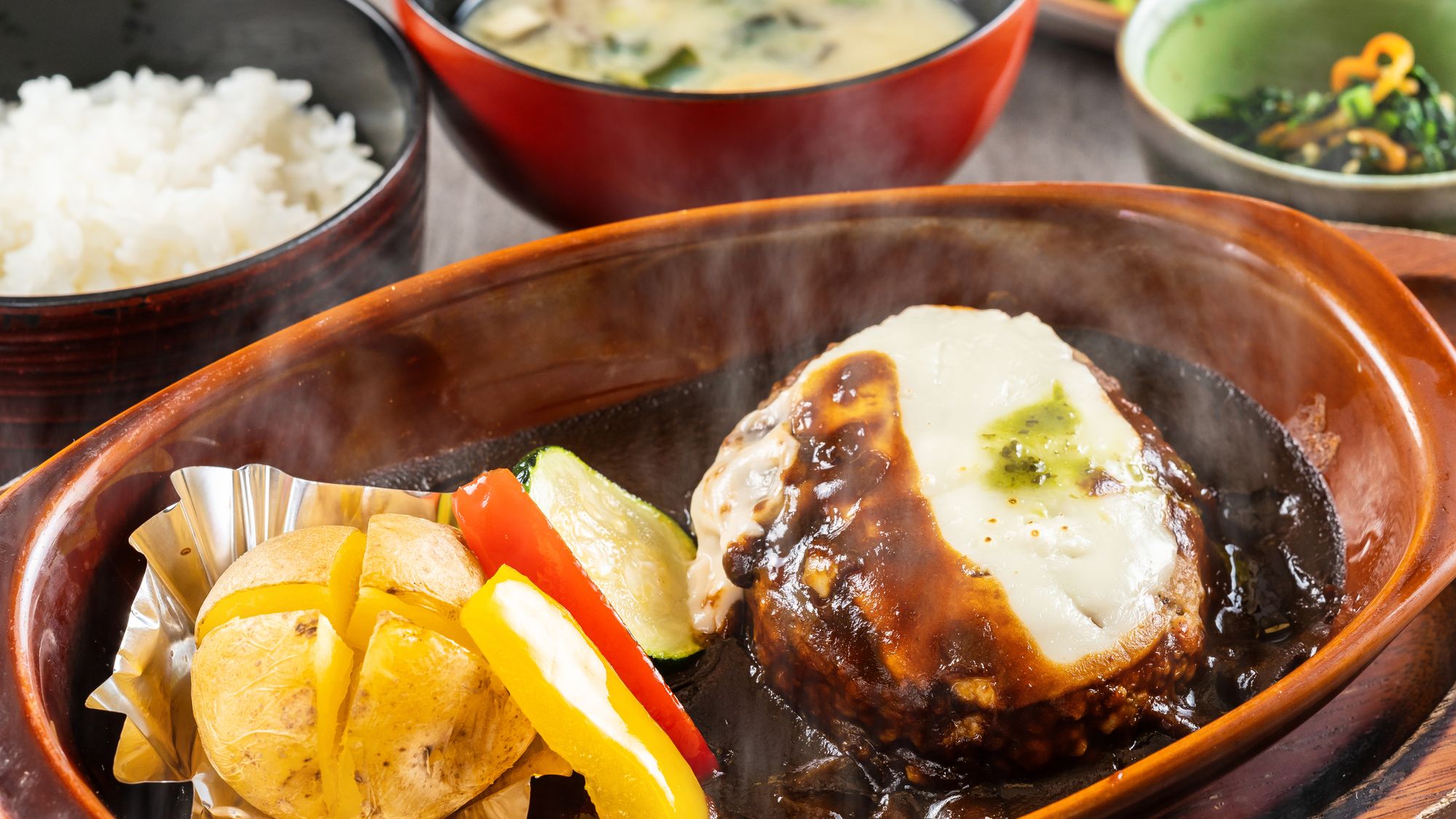 【ディナーメニュー】とろーりモッツァレラの煮込みハンバーグ定食