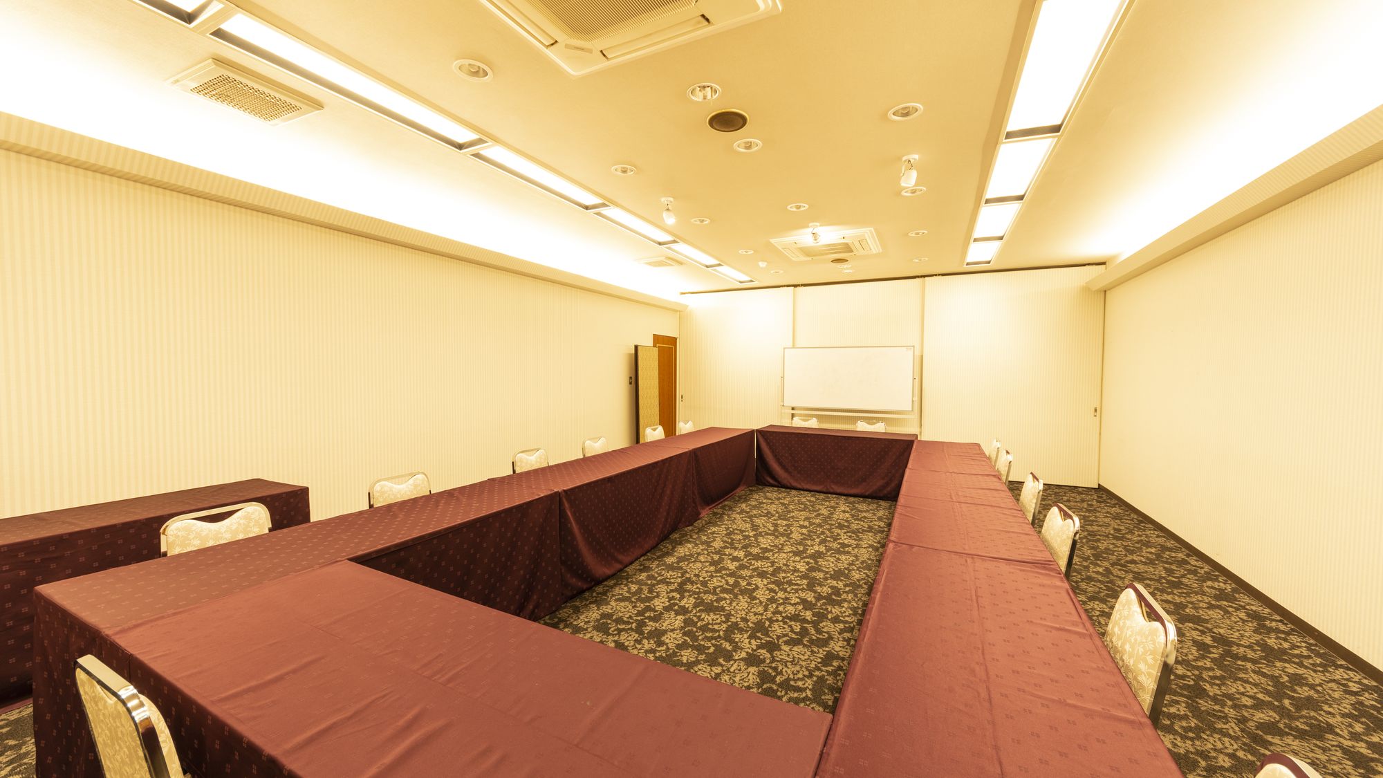 【宴会場】各種セミナー・ご宴会やご法要など人数・目的に応じて対応いたします。