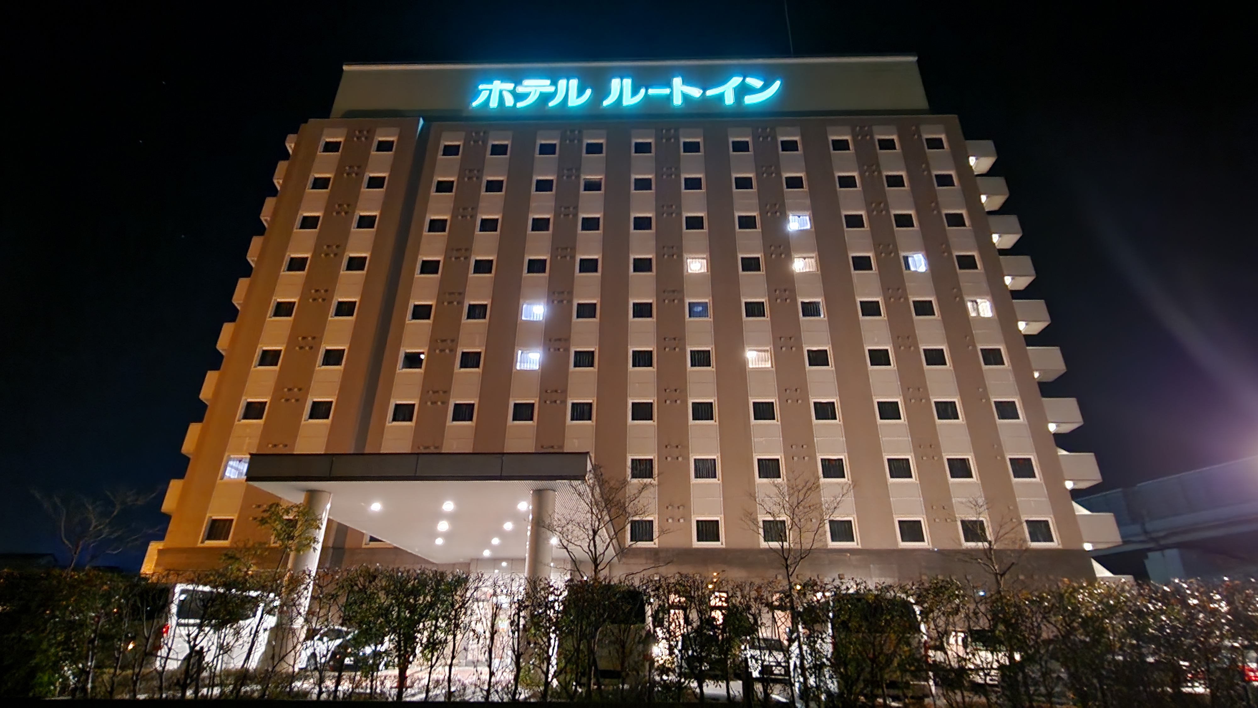 ホテル外観（夜）