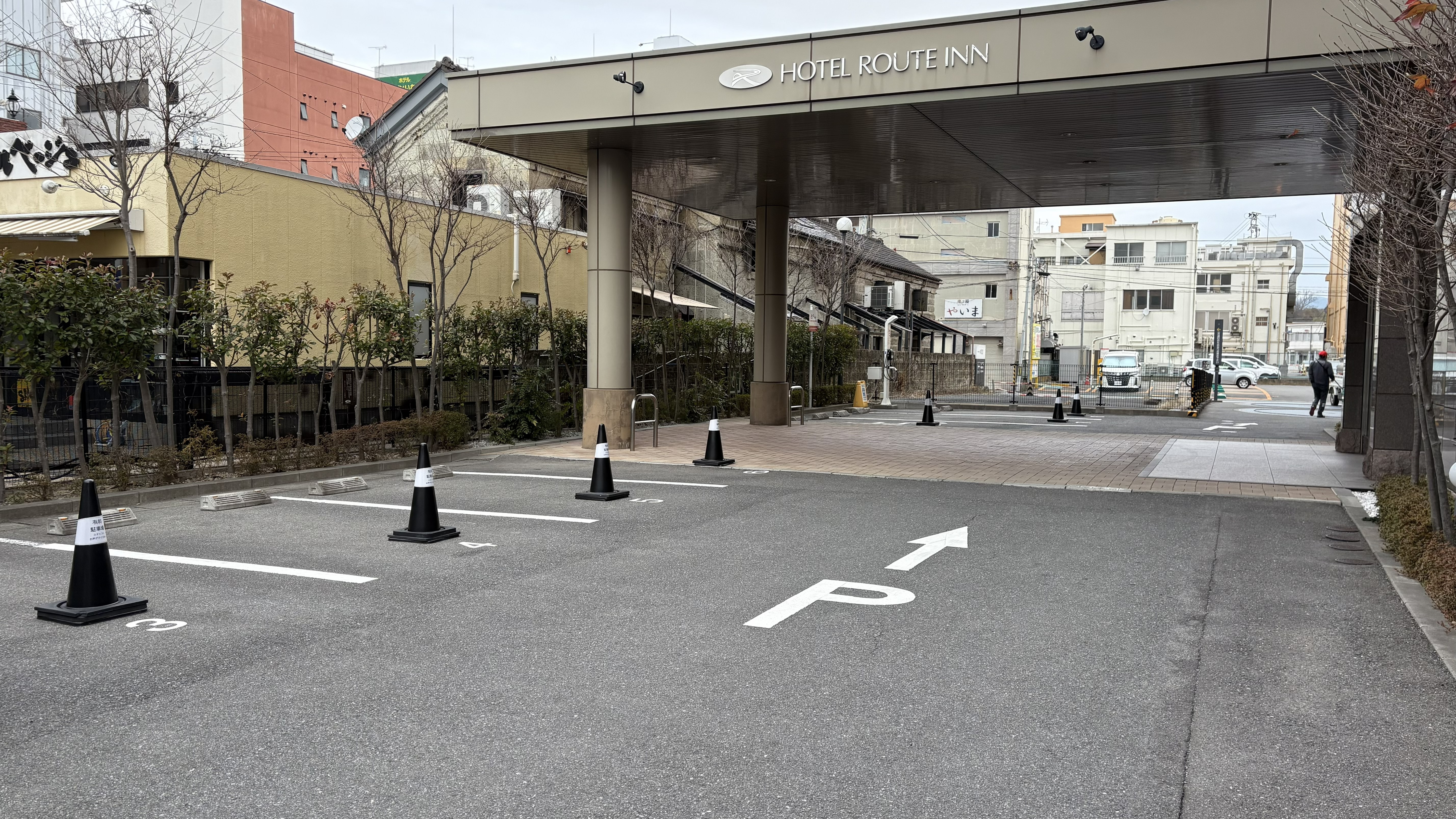 敷地内奥が立体駐です　矢印方向へおすすみください