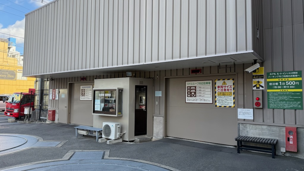 立体駐車場　ホテル内敷地に隣接しております。満車の場合は提携駐車場をご案内いたします。※例外あり