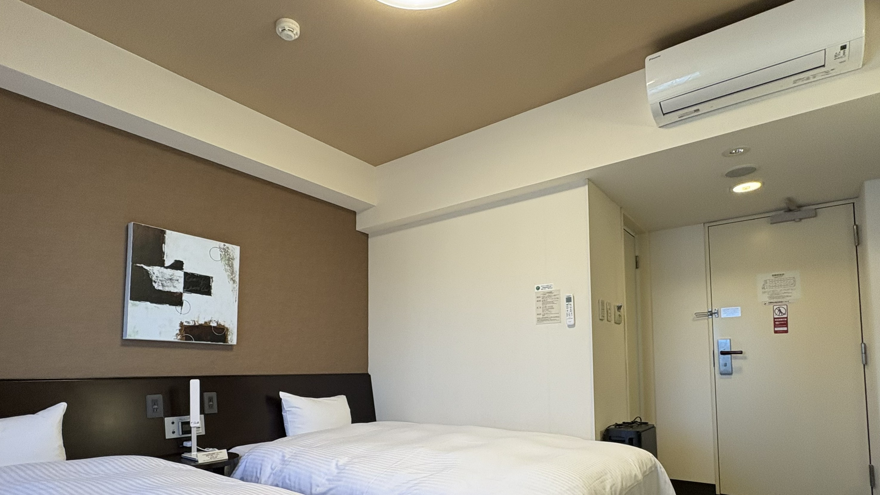 エアコン　各お部屋に設置されております（機種多様）