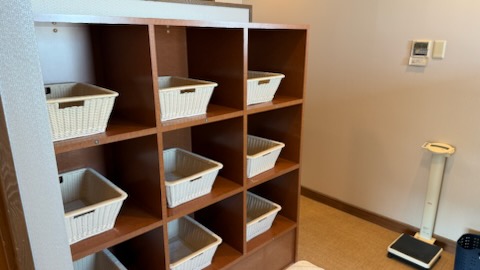 男性浴場　脱衣所　貴重品やカードキーは入口前の貴重品ロッカーをご利用ください