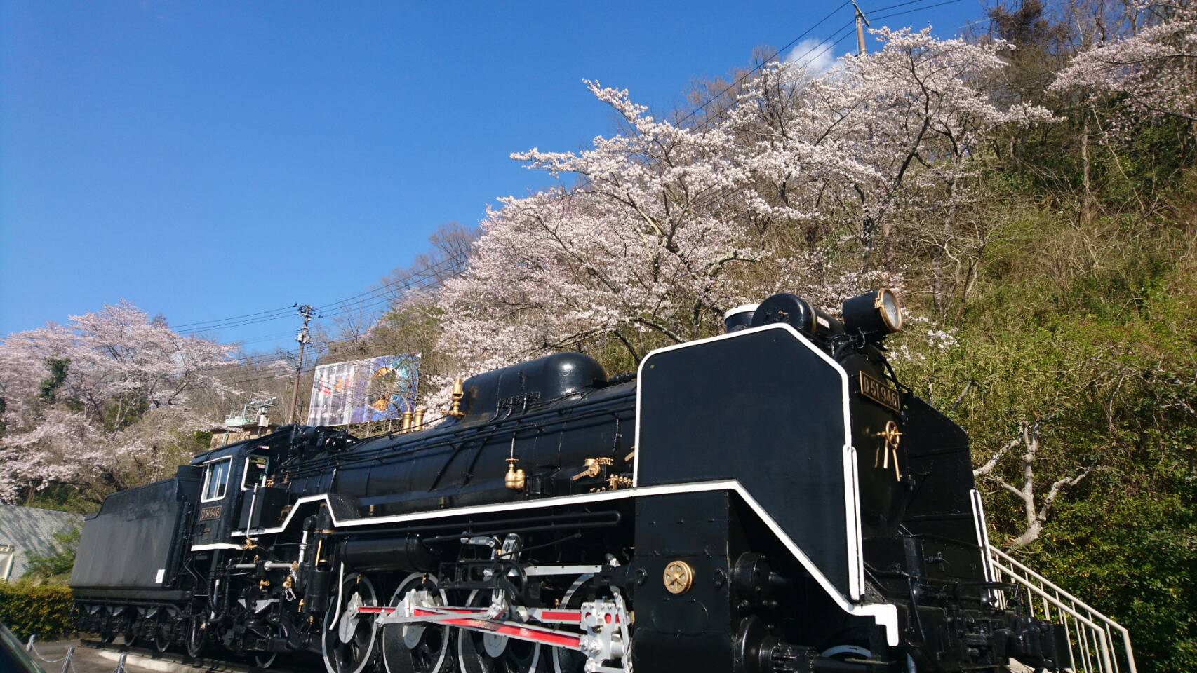 ほるる　　館外には蒸気機関車の展示もあります