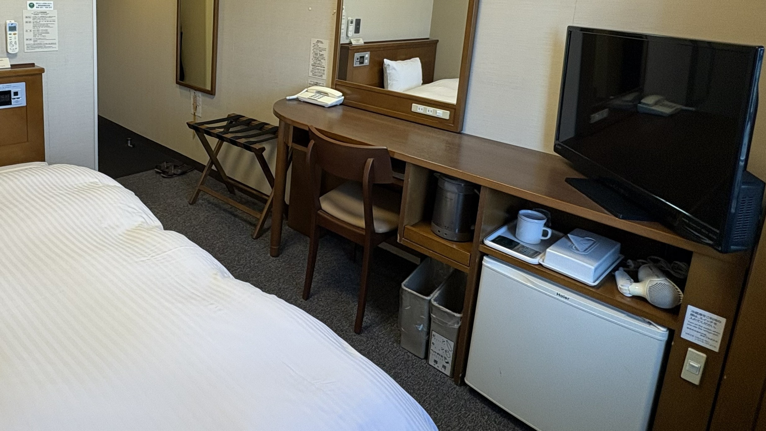 お部屋のデスク下に備品のご用意がございます