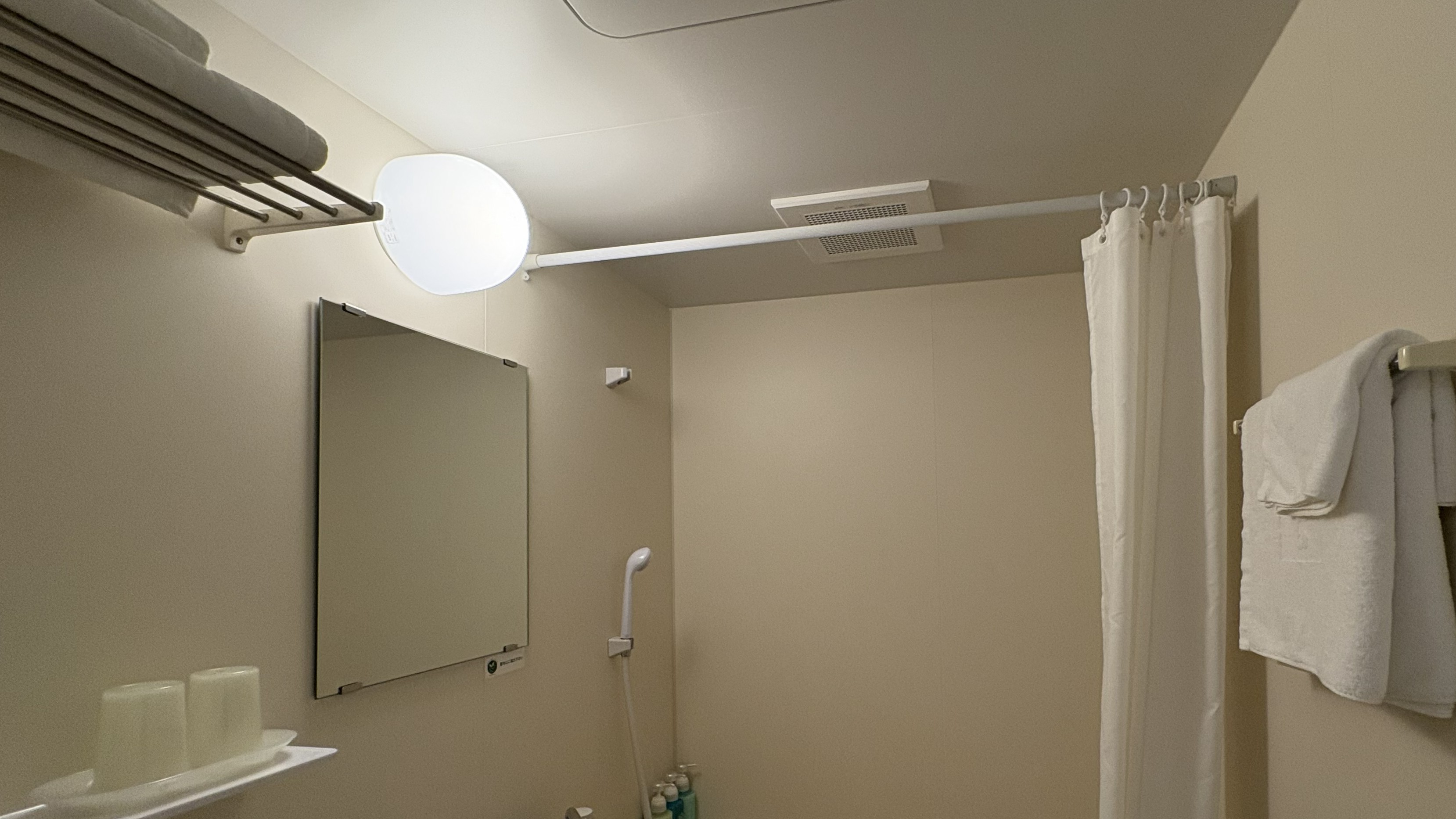 ２名様以上のお部屋のタオルは棚の上にご用意しております