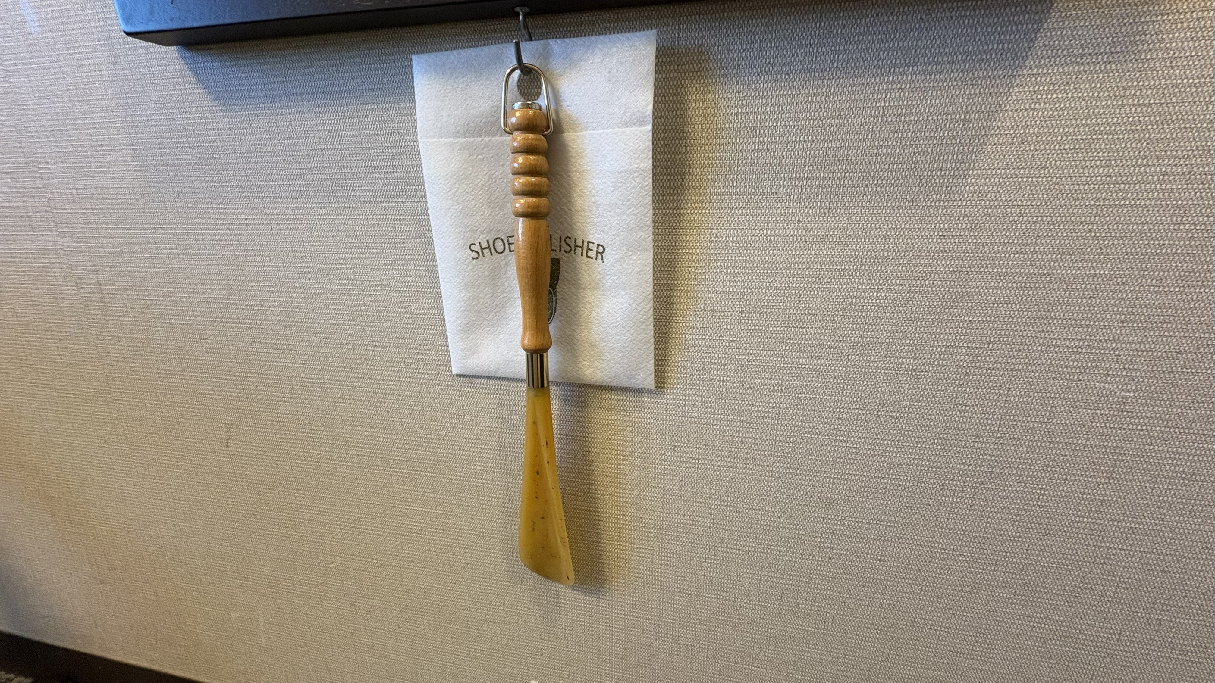 靴ベラと靴磨き