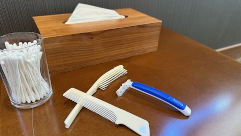 男性浴場　髭剃りや綿棒、コームなどをご用意しております