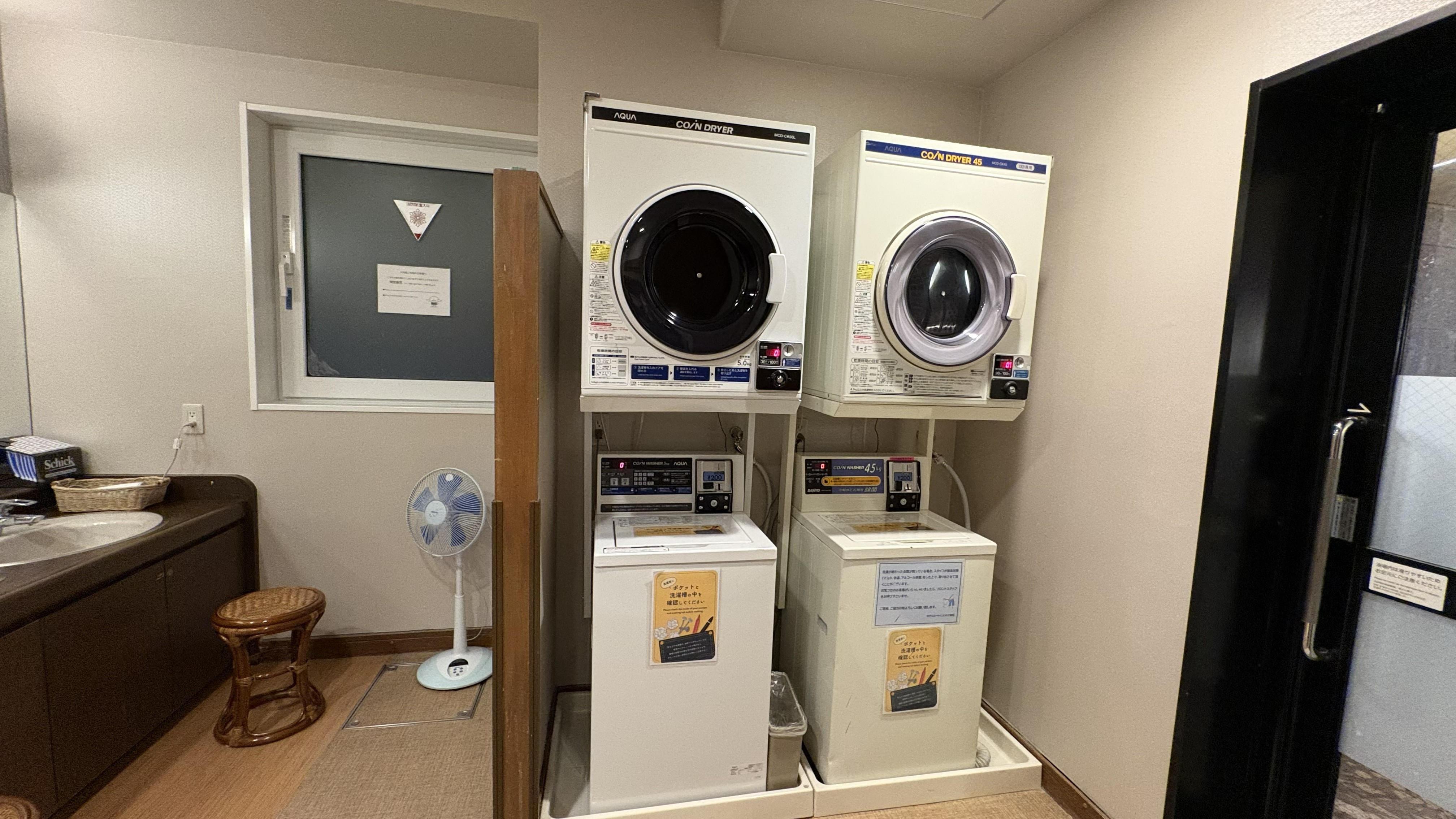 男性大浴場　ランドリー