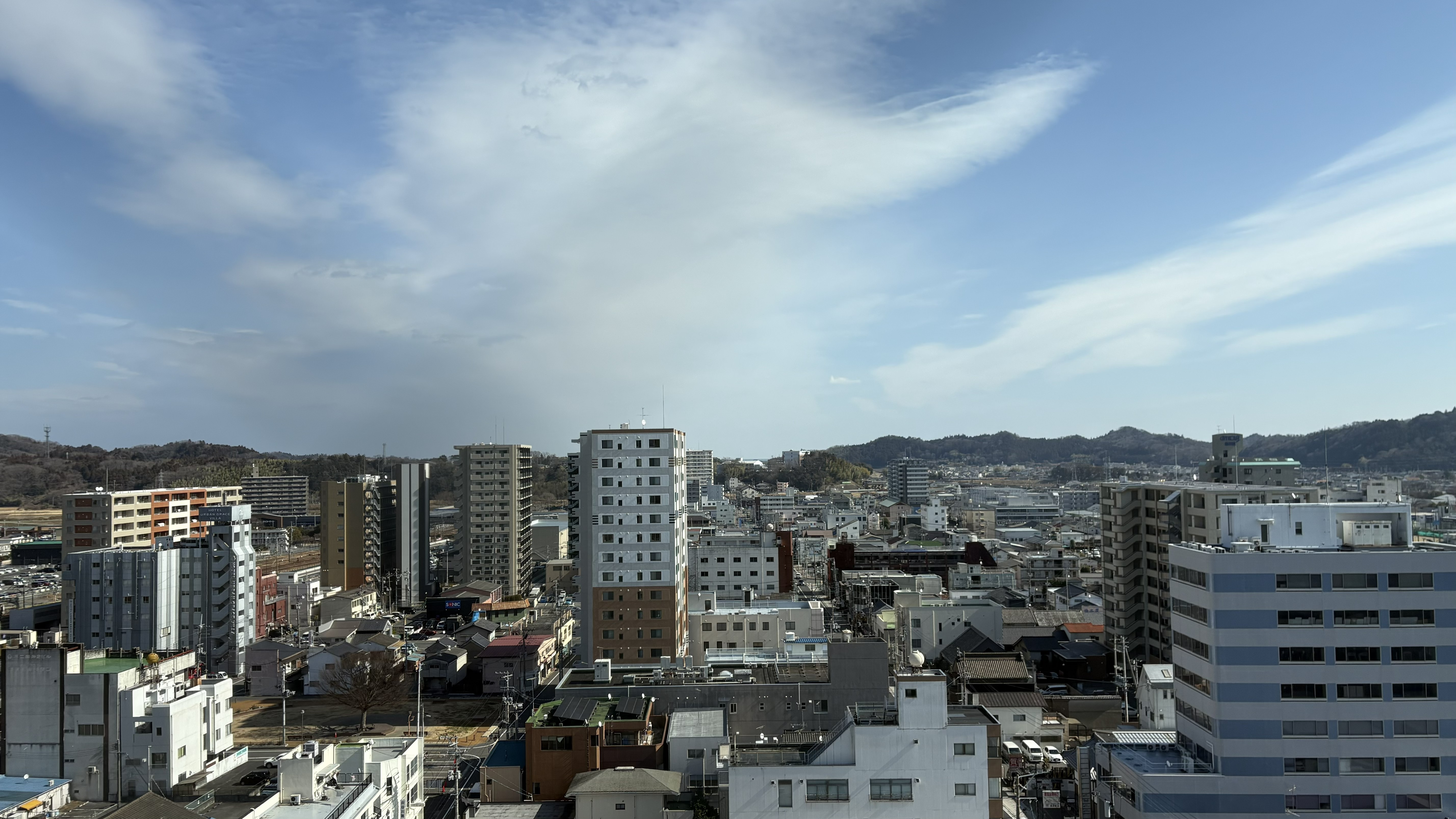 １４階エレベーターホールよりかすかに見える海