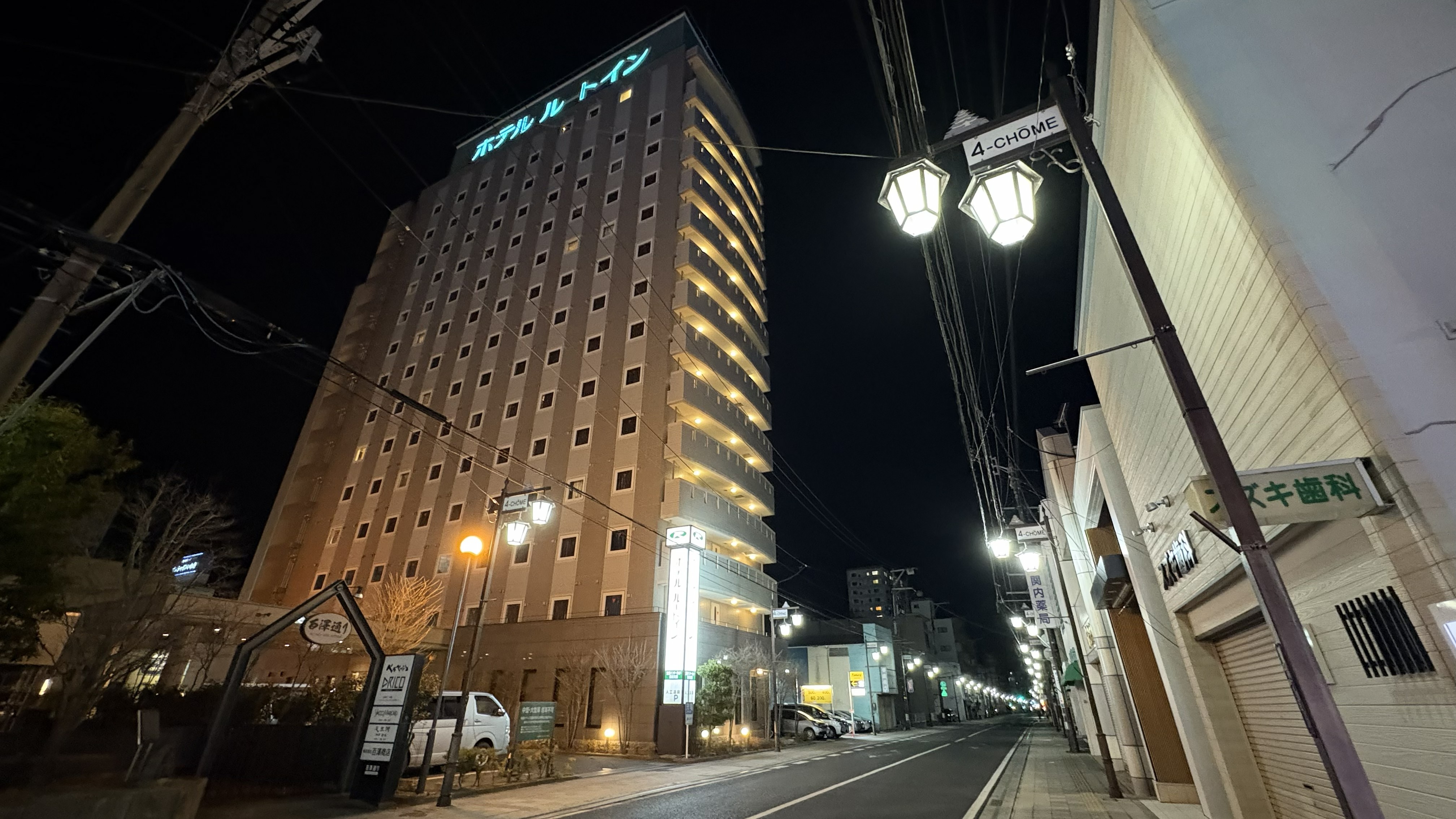 緑色の看板でお待ちしております