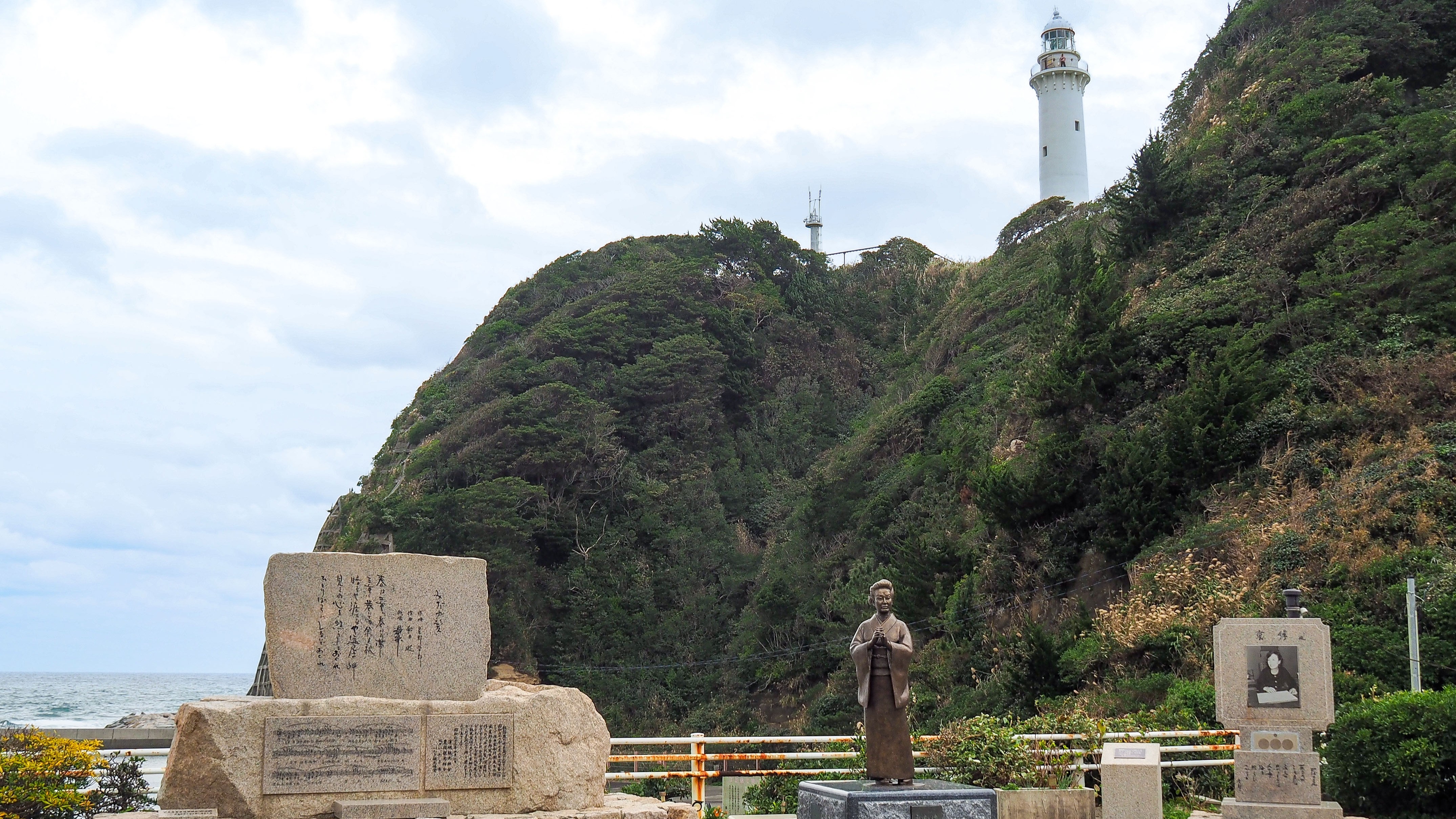 灯台の下には美空ひばりさんの歌碑があります