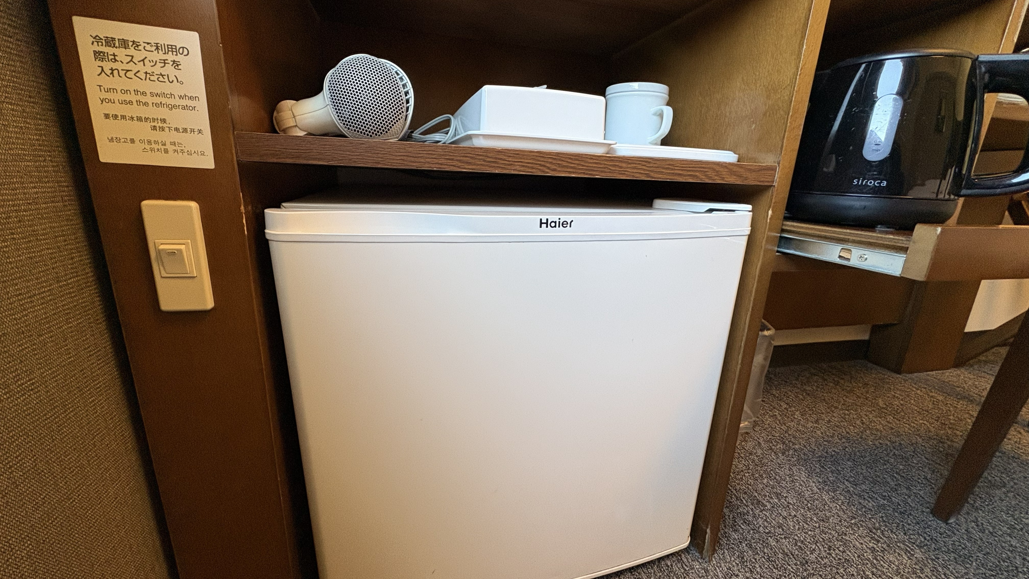 冷蔵庫の電源はこちらです