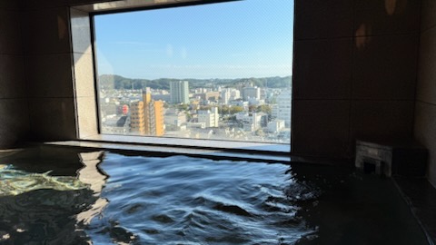 男性浴場　湯舟からの眺め。晴れているととても爽やかな気持ちになります