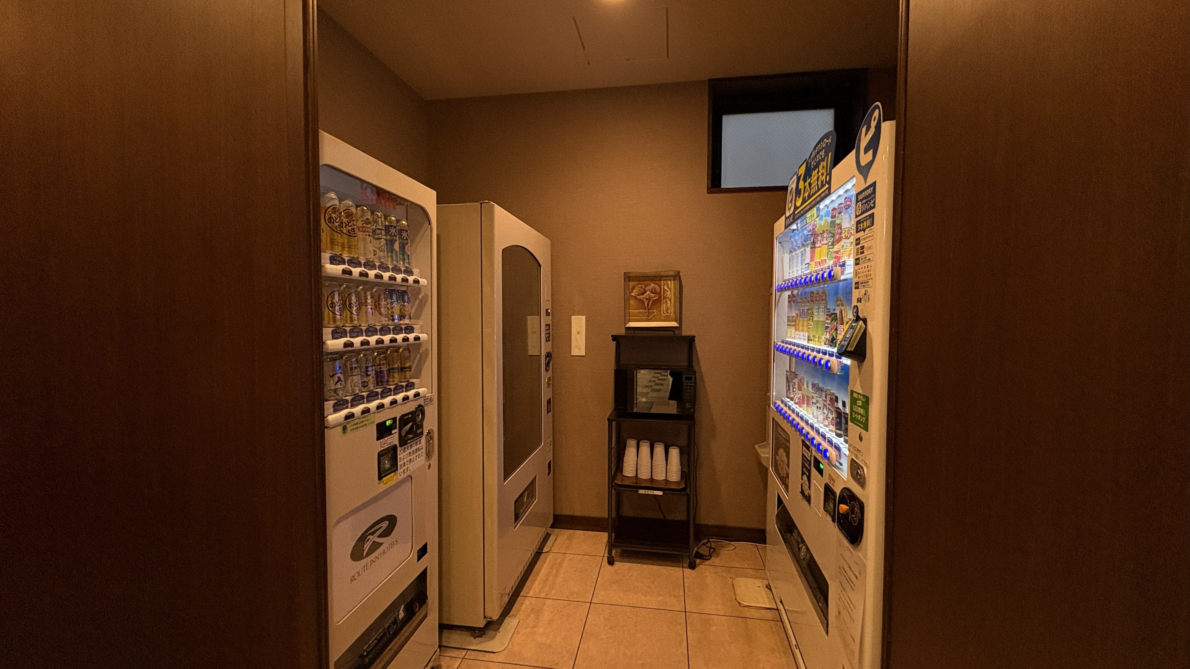 1F自動販売機　　1台はジハンピもお使いいただけます