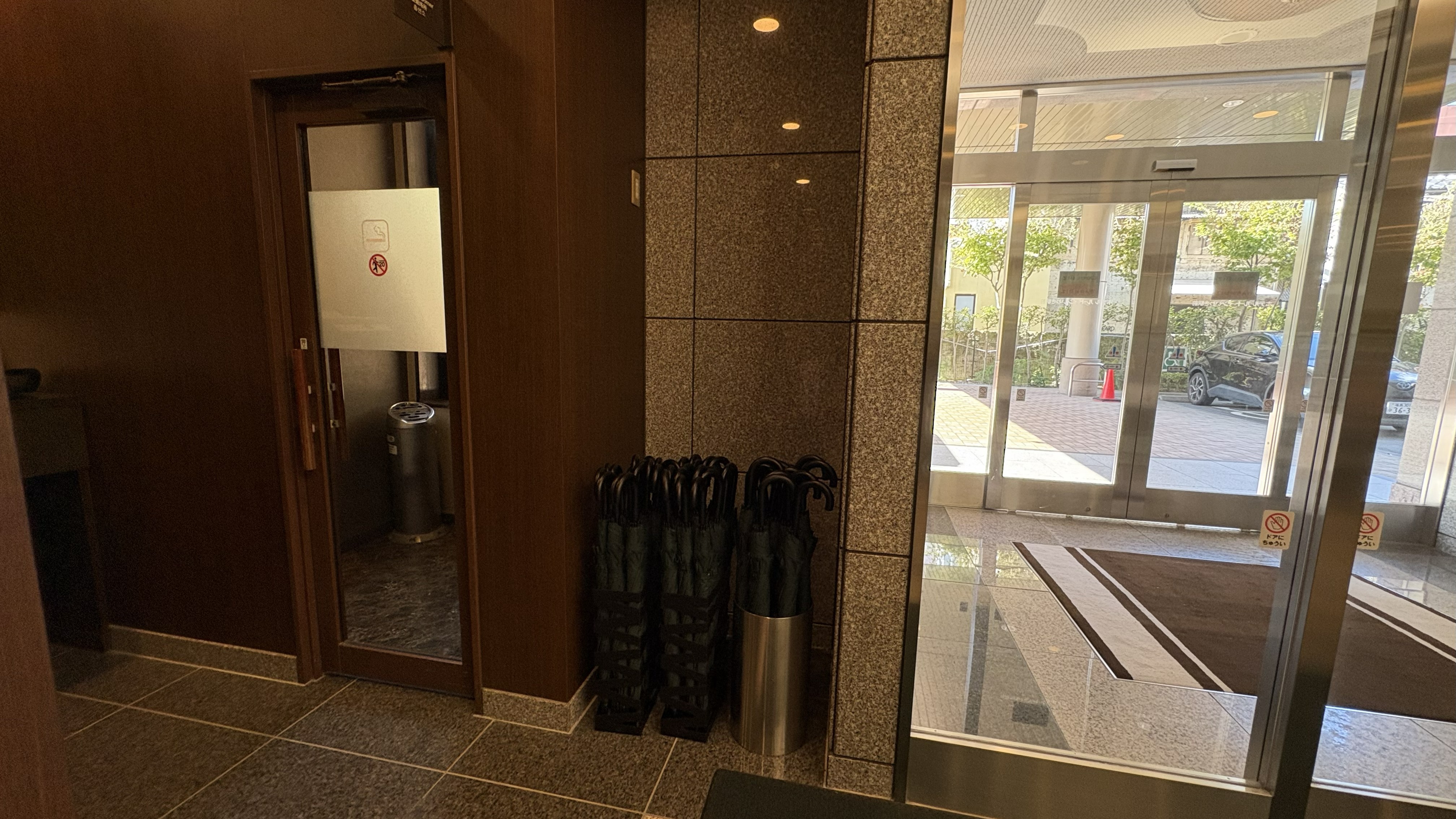 喫煙ルームは入口脇にございます