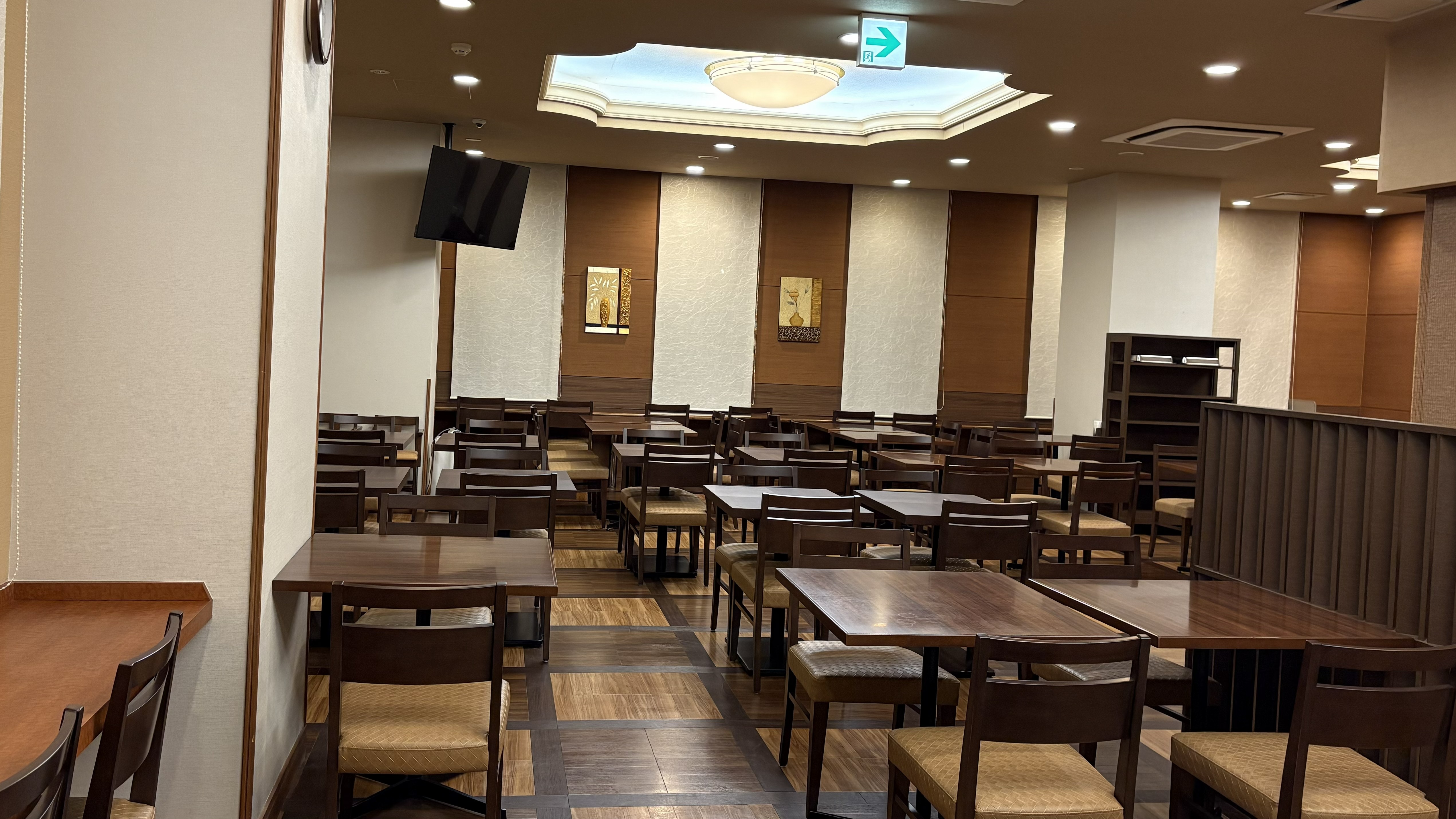 朝食レストランの椅子が新しくなりました