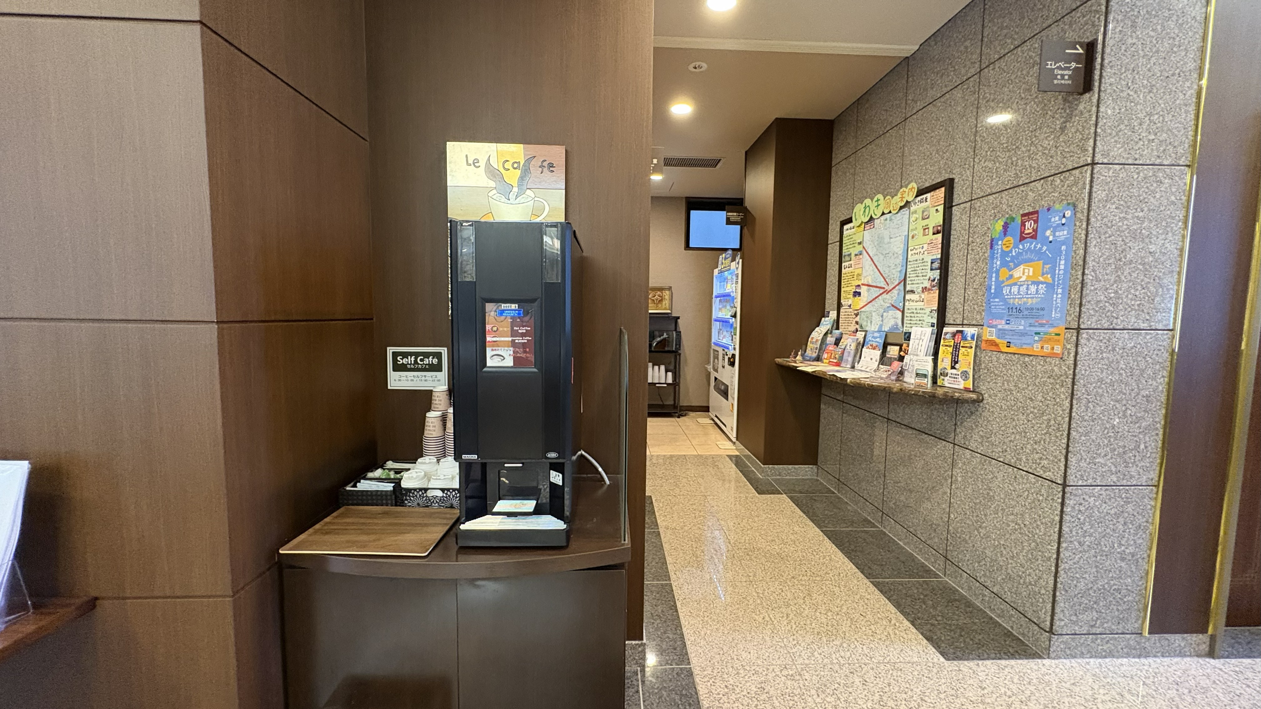 ロビーからエレベーターへ2