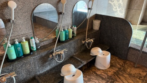 男性浴場　洗い場　シャンプーやシェービングフォームがございます